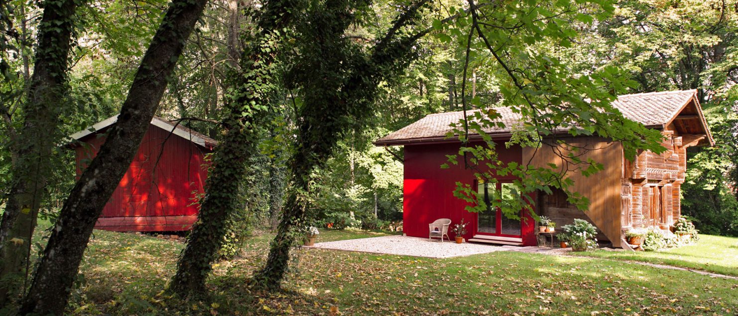 un atelier de peintre à Céligny Genève architecture rouge et vieux chalet mazot