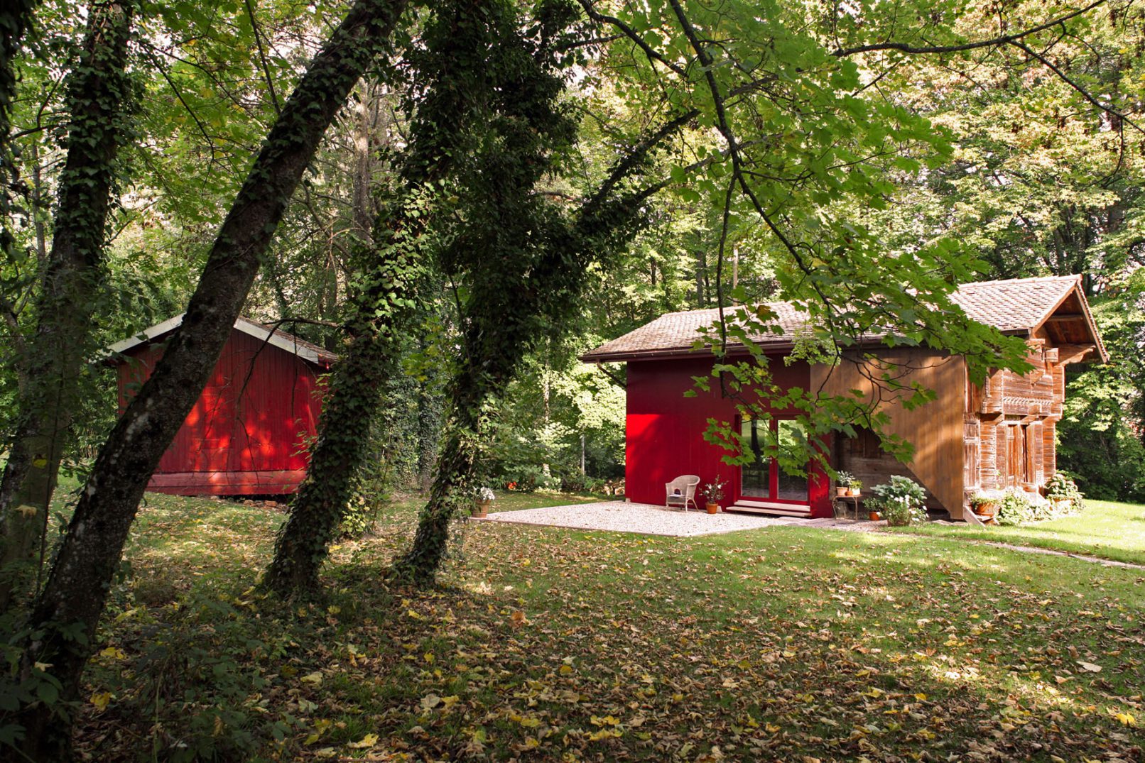 un atelier de peintre à Céligny Genève architecture rouge et vieux chalet mazot