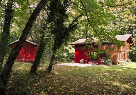 un atelier de peintre à Céligny Genève architecture rouge et vieux chalet mazot