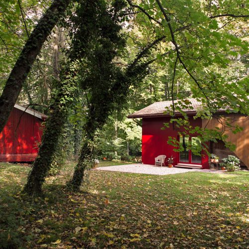 01-architecte-chalet-celigny un atelier de peintre à Céligny Genève architecture rouge et vieux chalet mazot
