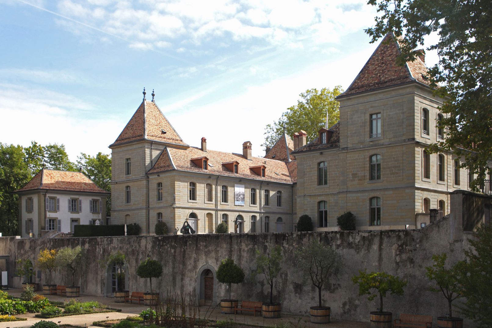 Rénovation et travaux lié à la sécurité du Château de Prangins, vidéo surveillance, interphone. Travaux d'architecte réalisé depuis Genève.