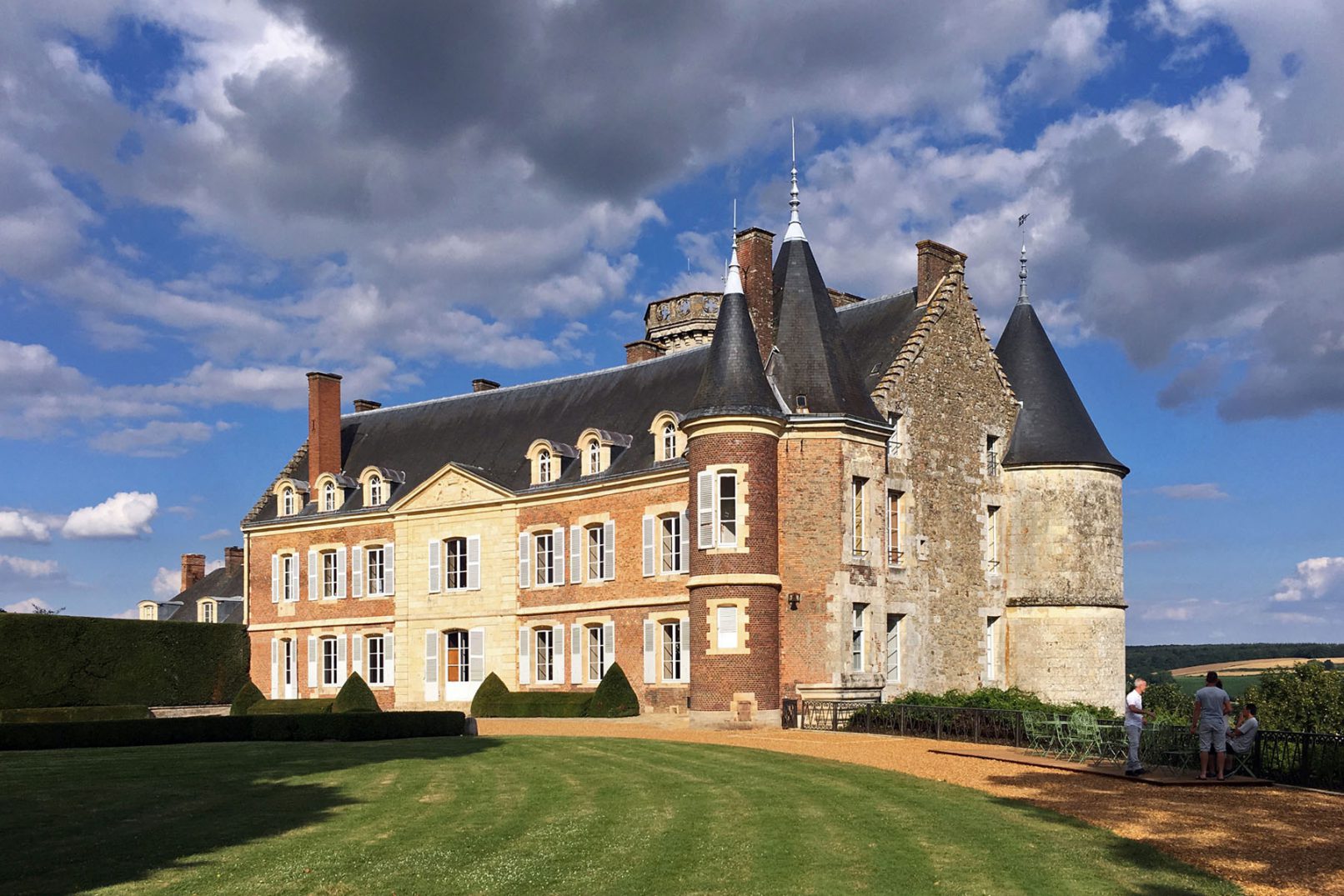Château de Montmirail rénovation en chambres d'hôtes, bâtiment historique classé, vue depuis parc du château