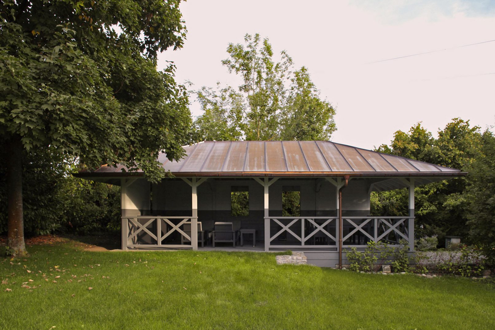 Pavillon d'été construction en bois et tôle zinguée dans jardin campagne Suisse, Genève