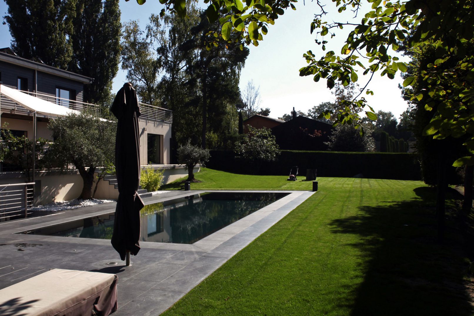 villa, maison à Genève de l'atelier Siebold Architectes à Genève avec une piscine à débordement