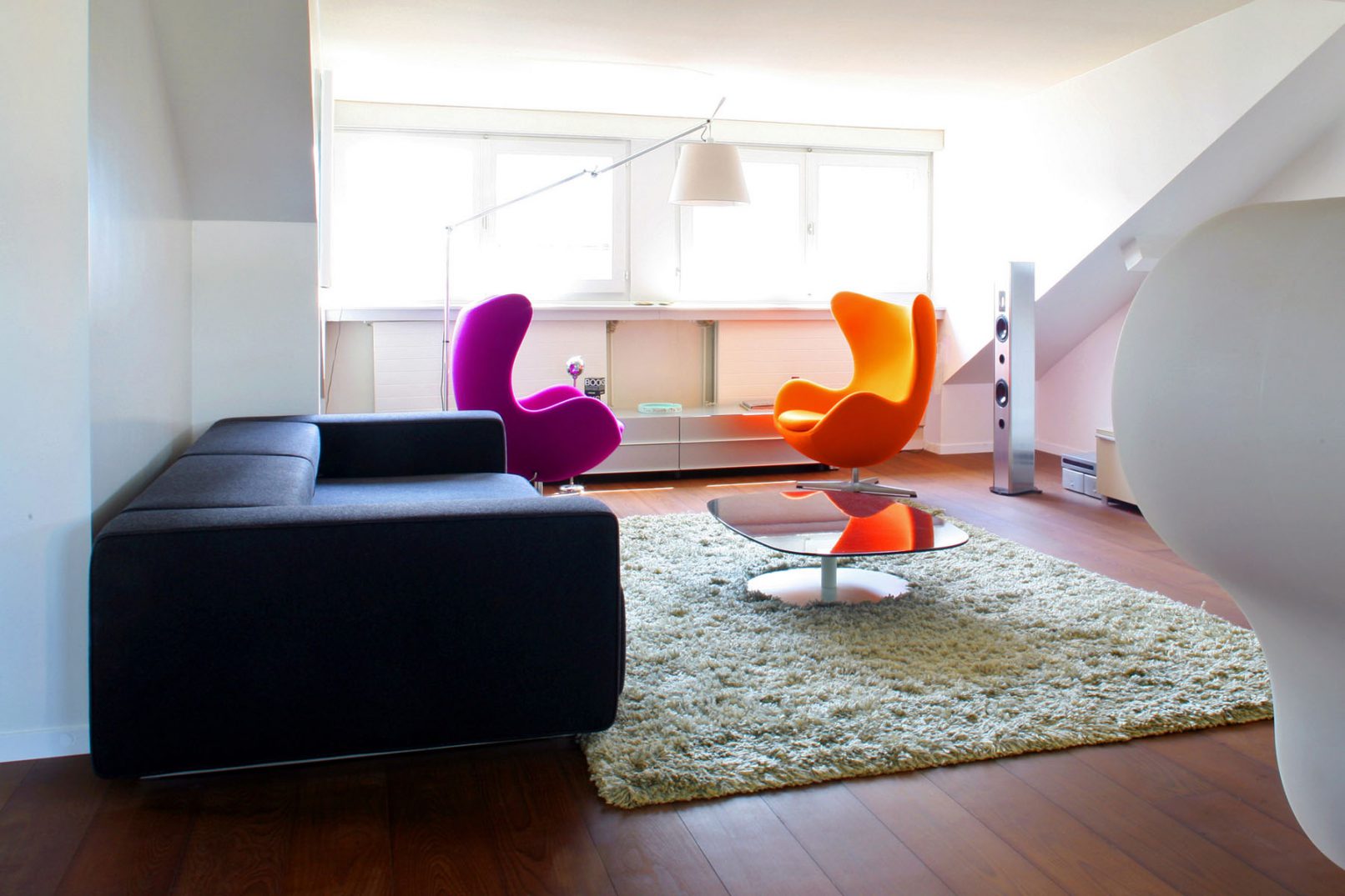 Transformation d'un duplex au 8 ruelle de la Vinaigrerie par l'atelier Siebold Architectes Genève appartement moderne avec mobilier contemporain