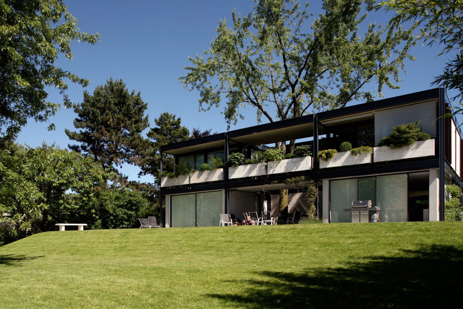Façade ouest de la villa Bersch avec extension d'une villa rez-de-chaussée