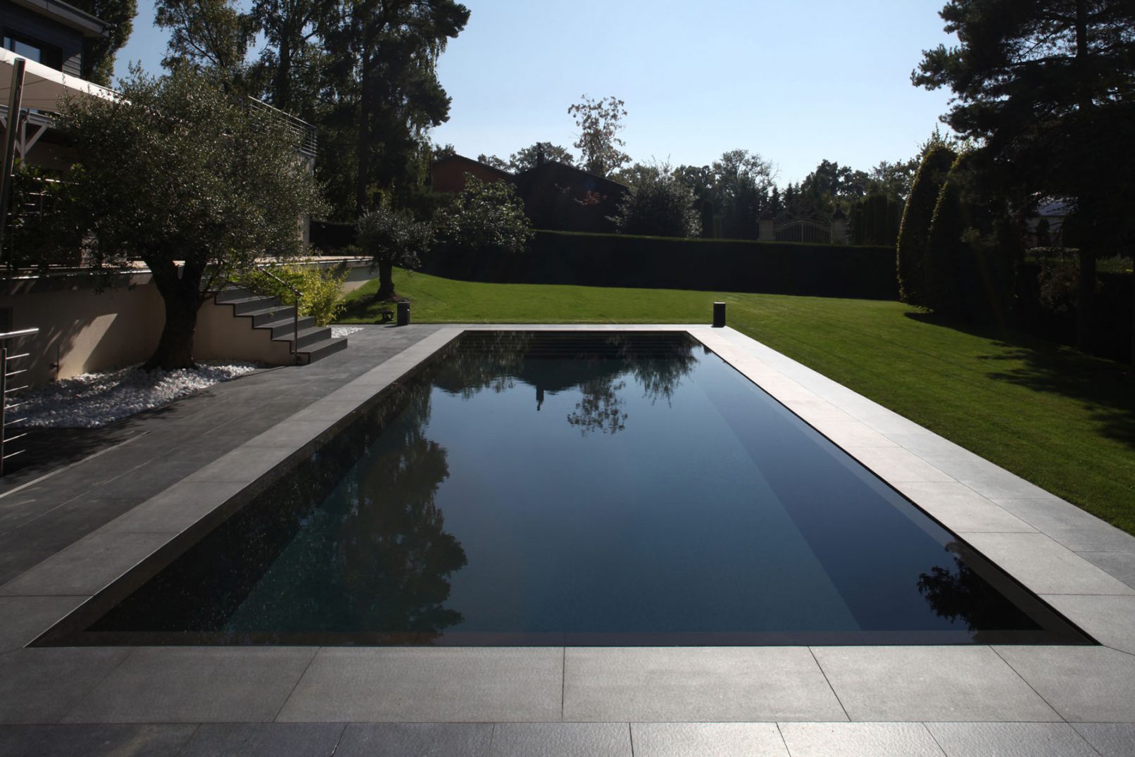 piscine et villa, maison à Genève de l'atelier Siebold Architectes à Genève avec l'aménagement du jardin
