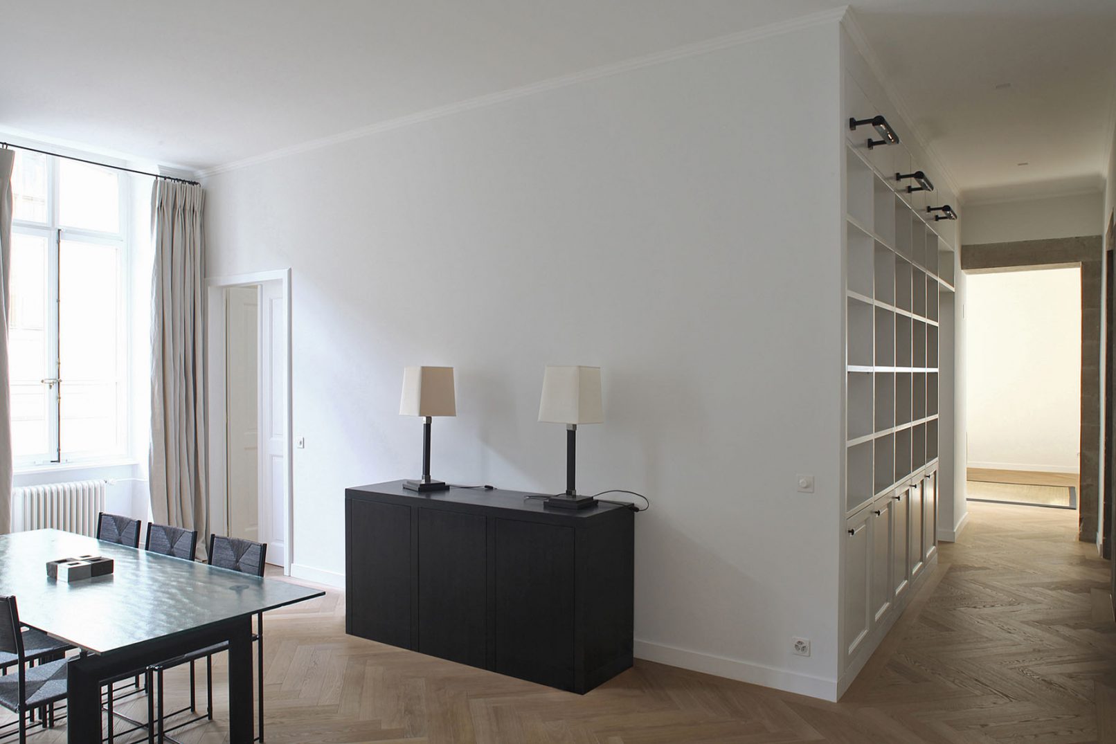 Appartement historique avec une cuisine au centre accessible de tous les cotés, conception par l'atelier siebold architectes à geneve