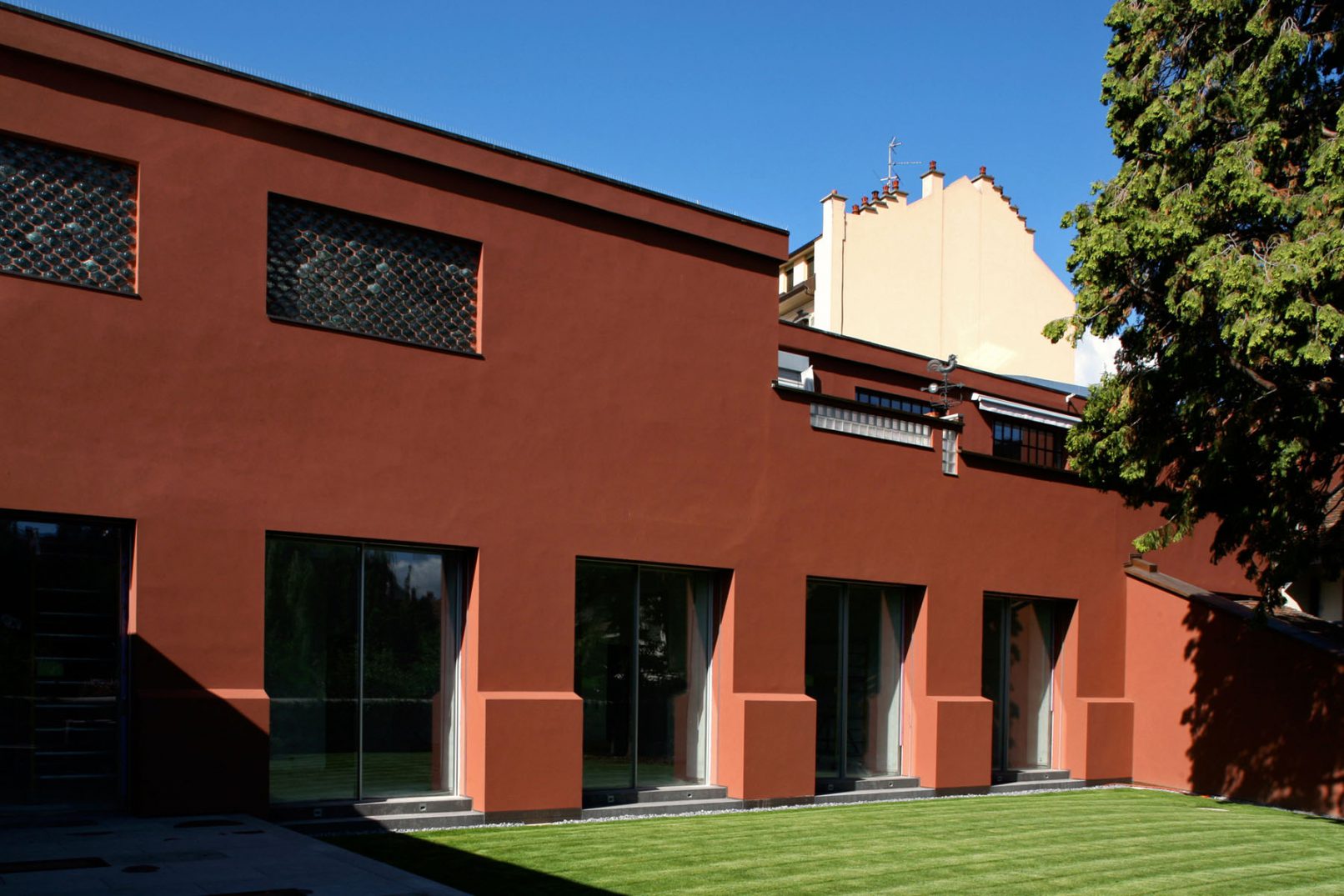façade nord de ancienne manufacture collet avec briques de verre falconnier numéro 8, huit restauration