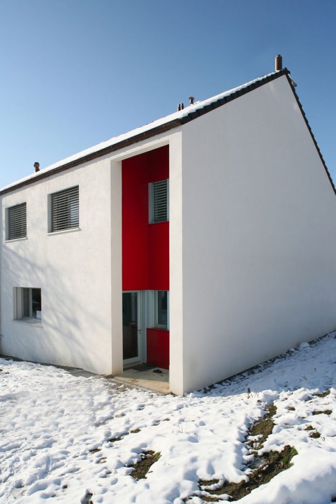 En zone 4B protégée patrimoine et site une maison toute blanche d'architecte par l'atelier Siebold Architectes à Genève