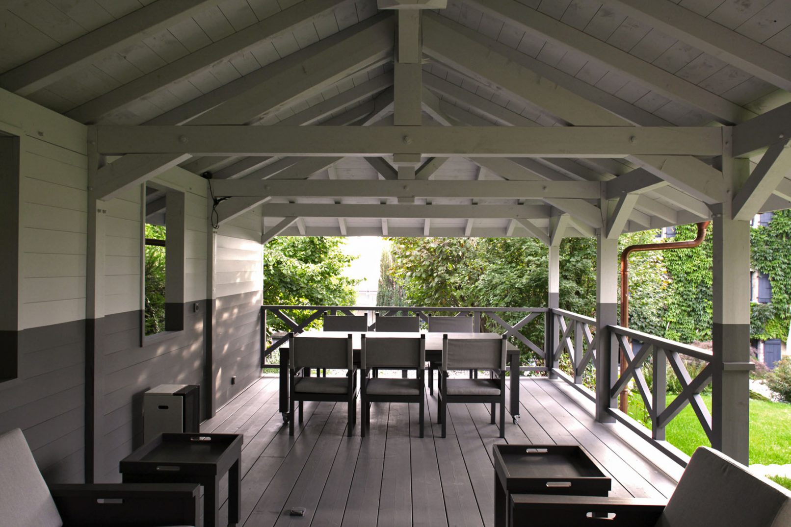 Pavillon d'été mobilier de jardin moderne charpente bois peinture plancher bois