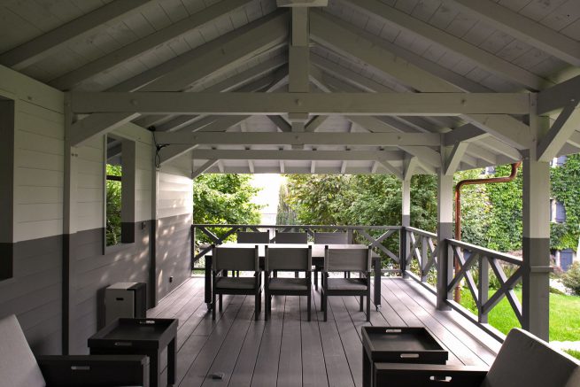 Pavillon d'été mobilier de jardin moderne charpente bois peinture plancher bois
