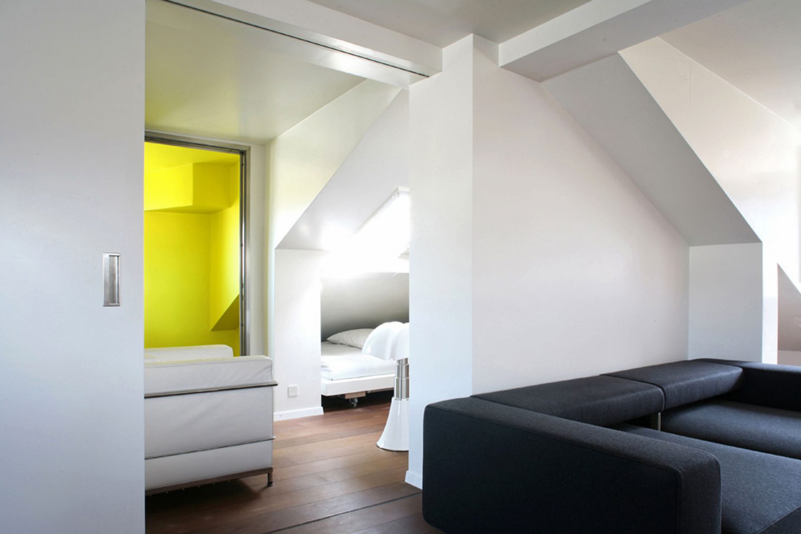Duplex à Genève rénové par l'atelier Siebold Architectes à Genève ensemble des travaux mise à neuf et salle de bains moderne de couleur jaune