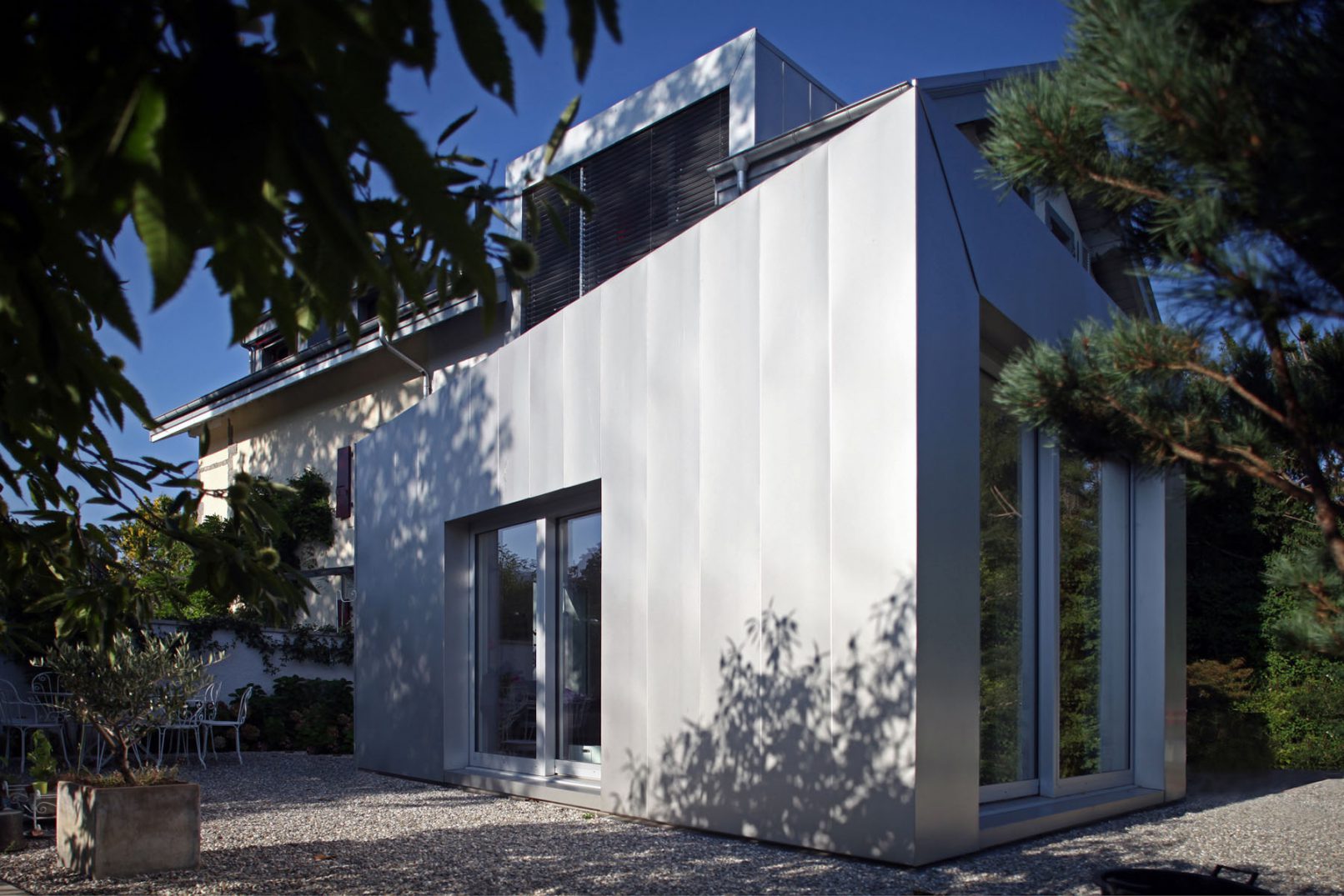 Extension d'une maison et lucarne pour un aménagement de combles à Genève, architecte Svetlana Siebold à Genève