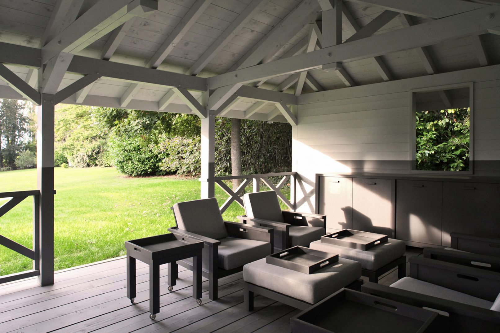 Pavillon d'été dans un jardin verdoyant plancher bois