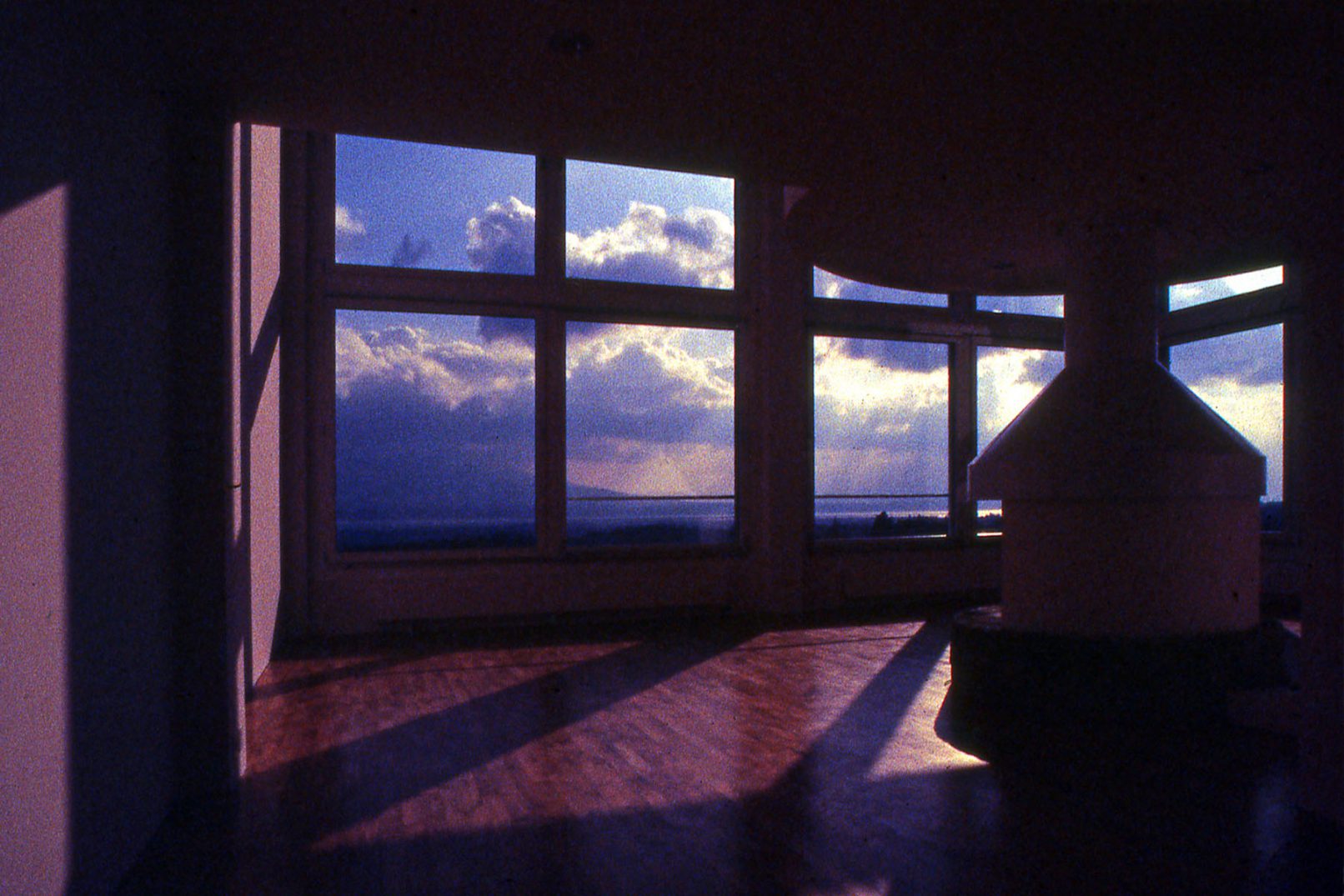 Vue sur le lac Léman depuis l'intérieur d'une villa à Céigny sur un coteau dans un vignoble soleil couchant avec nuages