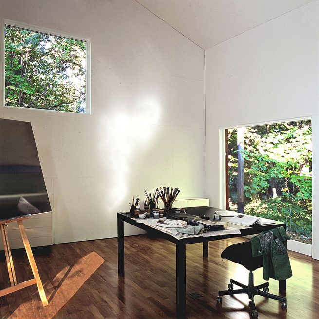aménagement, transformation, rénovation en atelier de peintre chalet à Céligny vue intérieure sur deux grand vitrages
