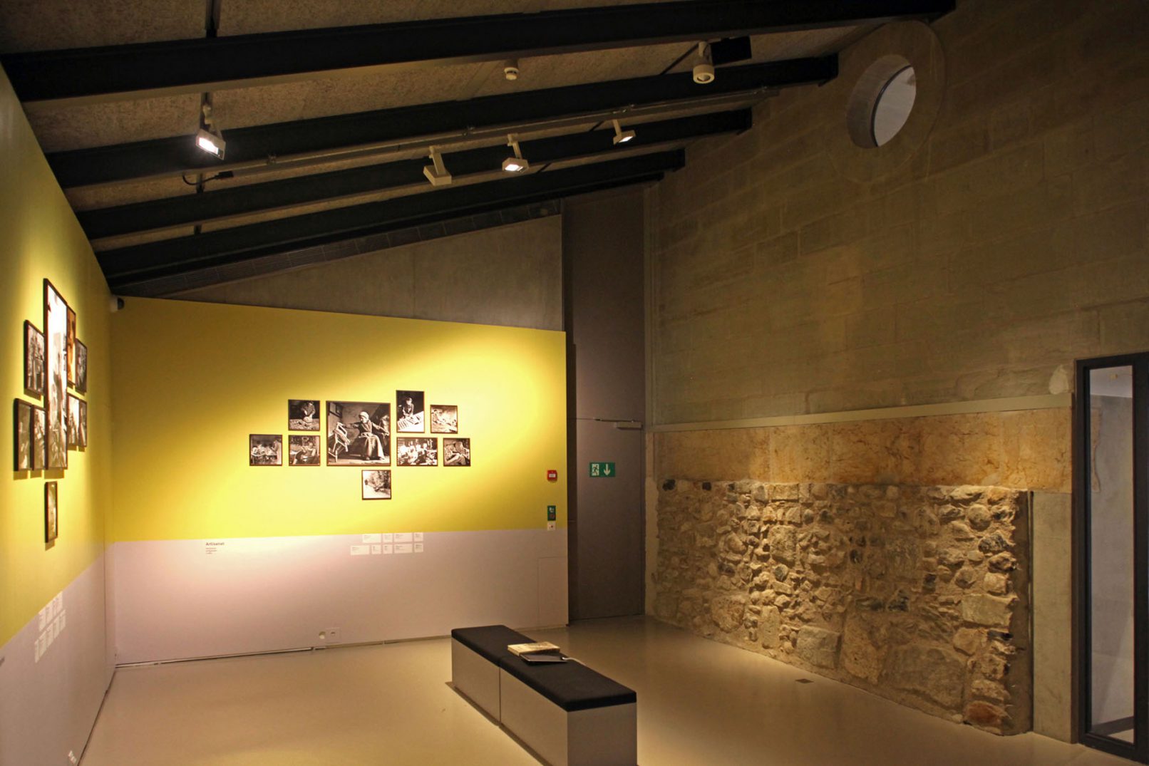 Travaux sur les murs historiques du château de Prangins, passage de câbles électrique et percement d'une nouvelle sortie de secours. Architecte : Boris Siebold Geneve