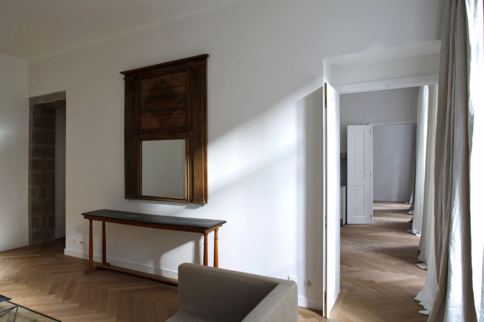 Appartement en enfilade en vielle-ville de Genève, l'enfilade des pièces permet une lecture complète de la taille des espaces, conception par l'atelier Siebold architecte geneve