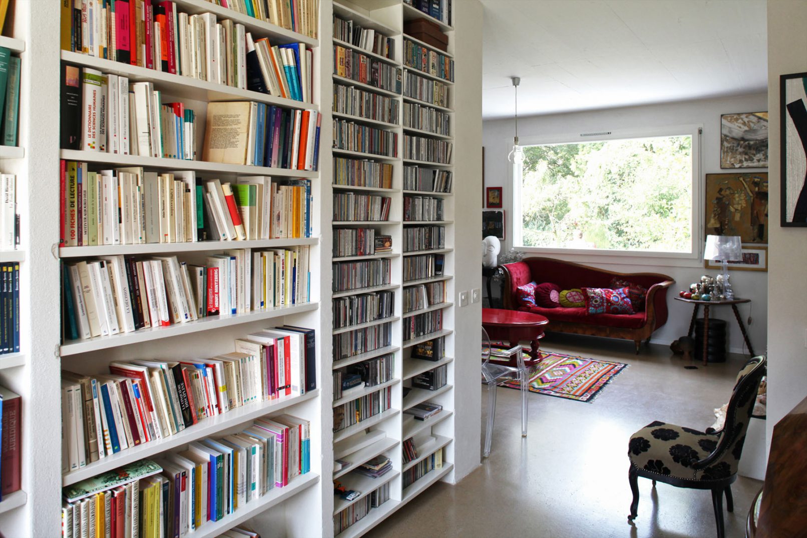Intérieur d'un villa à Genève Suisse avec bibliothèque et chape teintée dans la masse
