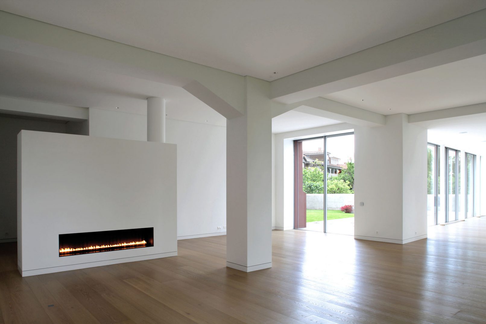 Aménagement intérieur en loft manufacture collet usine laurens à carouge cheminée au gaz et millier béton central
