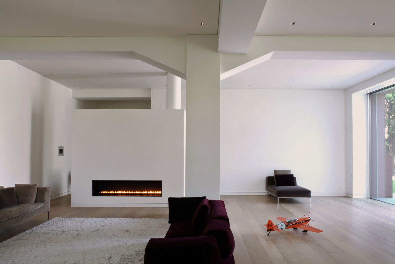 Aménagement intérieur en loft manufacture collet usine laurens à carouge cheminée au gaz et millier béton central lumière