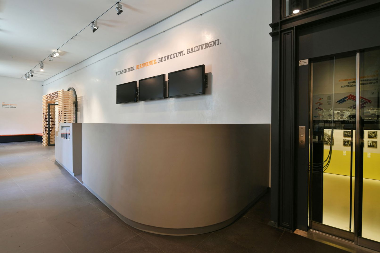 L'atelier Siebold Architectes a été mandaté par l'ofcl pour la réalisation d'un nouveau comptoir d'accueil au musée national suisse à Prangins